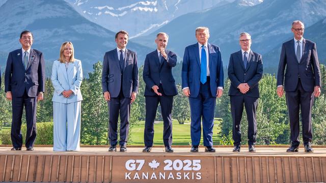 Die Teilnehmer von dem G7-Gipfel von links nach rechts: Shigeru Ishiba, Giorgia Meloni, Emmanuel Macron, Mark Carney, Donald Trump, Keir Starmer, Friedrich Merz.