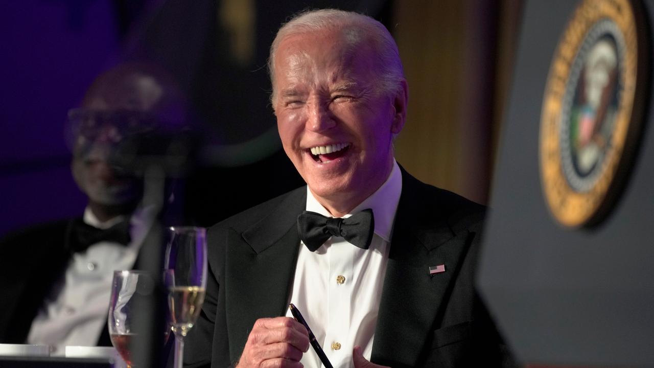Präsident Joe Biden lacht, während Comedian Colin Jost beim White House Correspondents' Association Dinner in Washington spricht
