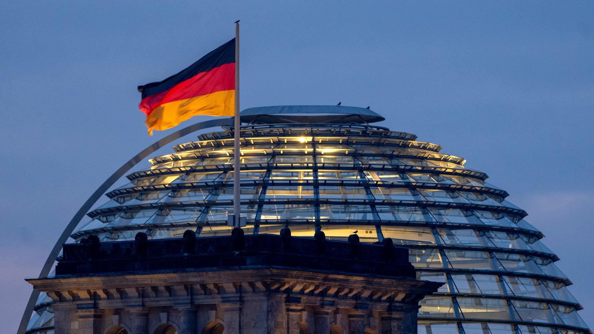 Die Reichstagskuppel mit der Deutschlandfahne. 