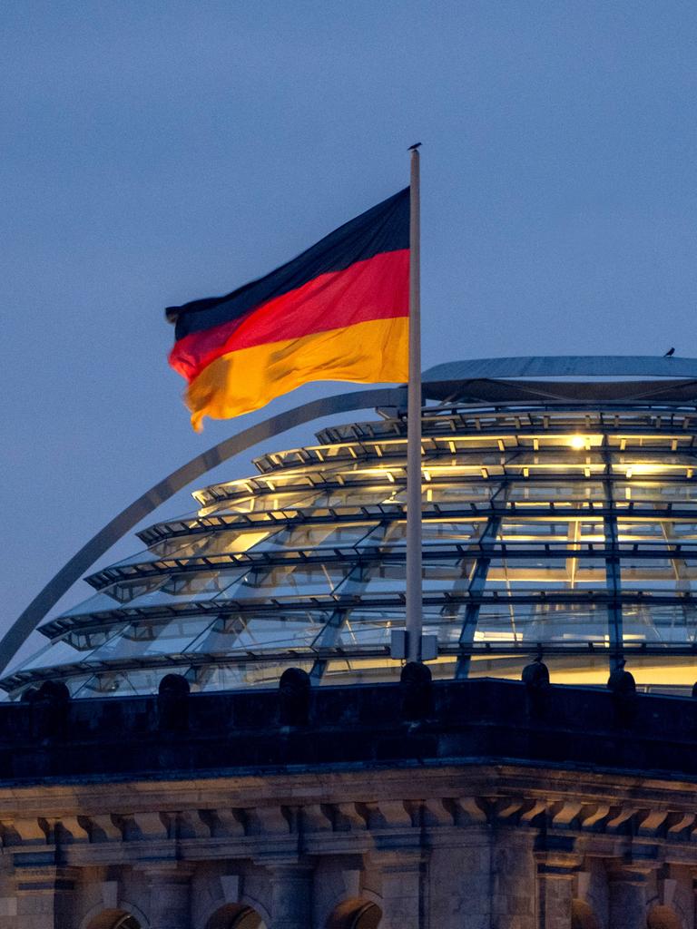 Die Reichstagskuppel mit der Deutschlandfahne. 