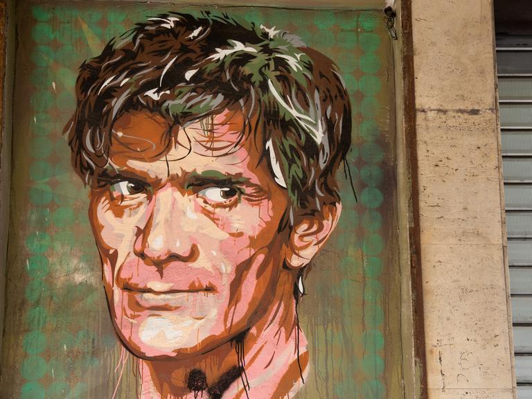 Bildnis von Pier Paolo Pasolini auf einer Mauer in Rom