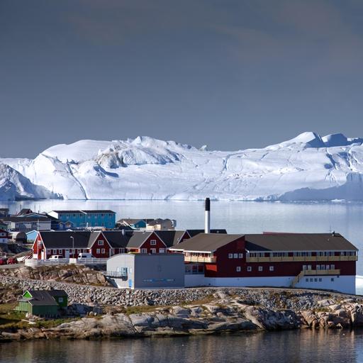 Eisberge und bunte Häuser in der Stadt Ilulissat in Grönland
