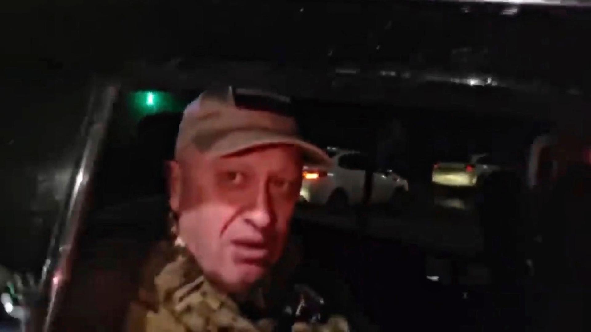 Screenshot: Der Oligarch Jewgeni Prigoschin, Eigentümer des Militärunternehmens Wagner Group beim Abzug seiner Truppe aus Rostow-am-Don am 26.6.2023.