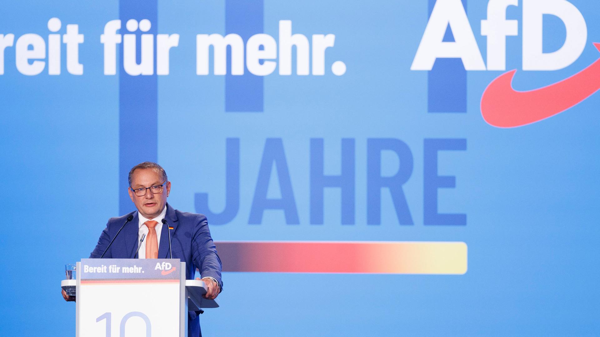 2Magdeburg: Tino Chrupalla, AfD-Bundesvorsitzender und Fraktionsvorsitzender der AfD, spricht bei dem AfD-Bundesparteitag in der Magdeburger Messe.
