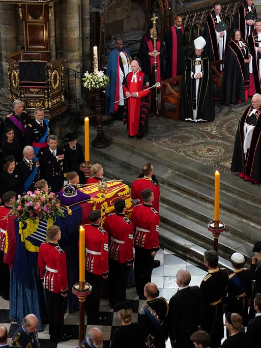 Der Sarg der Queen wird in der Westminster Abbey in London in der Nähe des Altars aufgestellt.