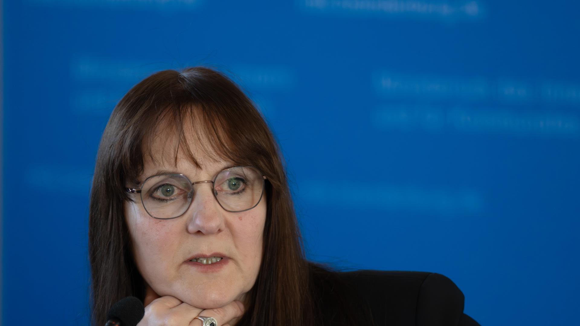 Katrin Lange (SPD), Brandenburgs Ministerin des Inneren und für Kommunales, spricht während einer Pressekonferenz nach dem Treffen mit Landrätinnen, Landräten und Oberbürgermeistern. Katrin Lange (SPD), Brandenburgs Ministerin des Inneren und für Kommunales, spricht während einer Pressekonferenz nach dem Treffen mit Landrätinnen, Landräten und Oberbürgermeistern.