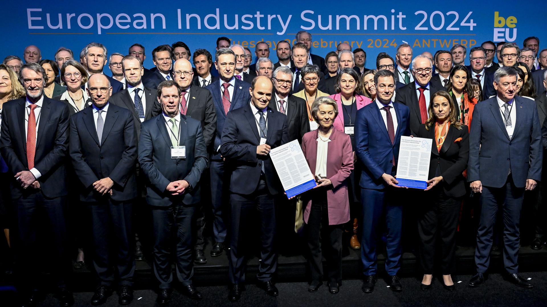 Die Vorstände verschiedener Industrieunternehmen stehen für ein Foto zusammen. Mit dabei ist auch EU-Kommissionspräsidentin von der Leyen. Die Vorstände verschiedener Industrieunternehmen stehen für ein Foto zusammen. Mit dabei ist auch EU-Kommissionspräsidentin von der Leyen.