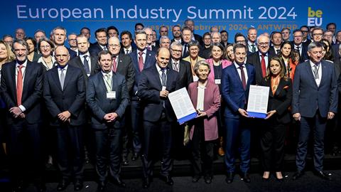 Die Vorstände verschiedener Industrieunternehmen stehen für ein Foto zusammen. Mit dabei ist auch EU-Kommissionspräsidentin von der Leyen.