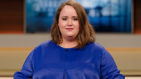 Ricarda Lang schaut in die Kamera
