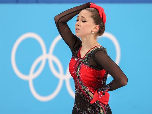 Die russische Eiskunstläuferin Kamila Walijewa mit verzweifeltem Gesichtsausdruck auf dem Eis