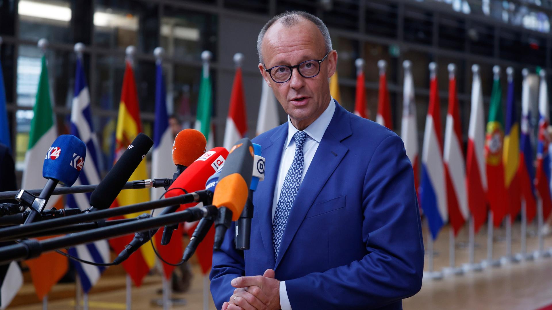 Der deutsche Bundeskanzler Friedrich Merz (CDU) spricht, als er zu einem EU-Gipfel im Gebäude des Europäischen Rates in Brüssel eintrifft. Der deutsche Bundeskanzler Friedrich Merz (CDU) spricht, als er zu einem EU-Gipfel im Gebäude des Europäischen Rates in Brüssel eintrifft.