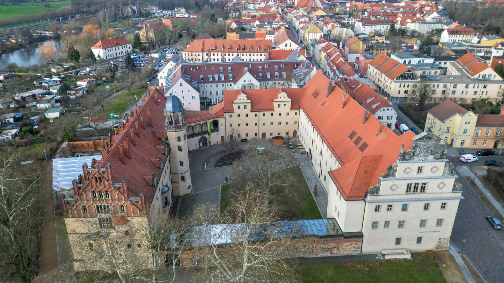 Blick auf das Lutherhaus (links) und das angrenzende Augusteum in Wittenberg (Aufnahme mit Drohne). 