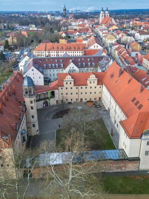 Blick auf das Lutherhaus (links) und das angrenzende Augusteum in Wittenberg (Aufnahme mit Drohne). 