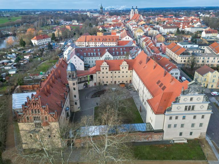 Blick auf das Lutherhaus (links) und das angrenzende Augusteum in Wittenberg (Aufnahme mit Drohne). 