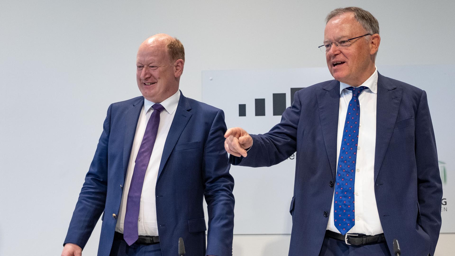 Aufnahme von 2019: Reinhold Hilbers, Niedersachsens damaliger Finanzminister (CDU) und Stephan Weil, damals Ministerpräsident von Niedersachsen (SPD), bei einer Pressekonferenz. 
