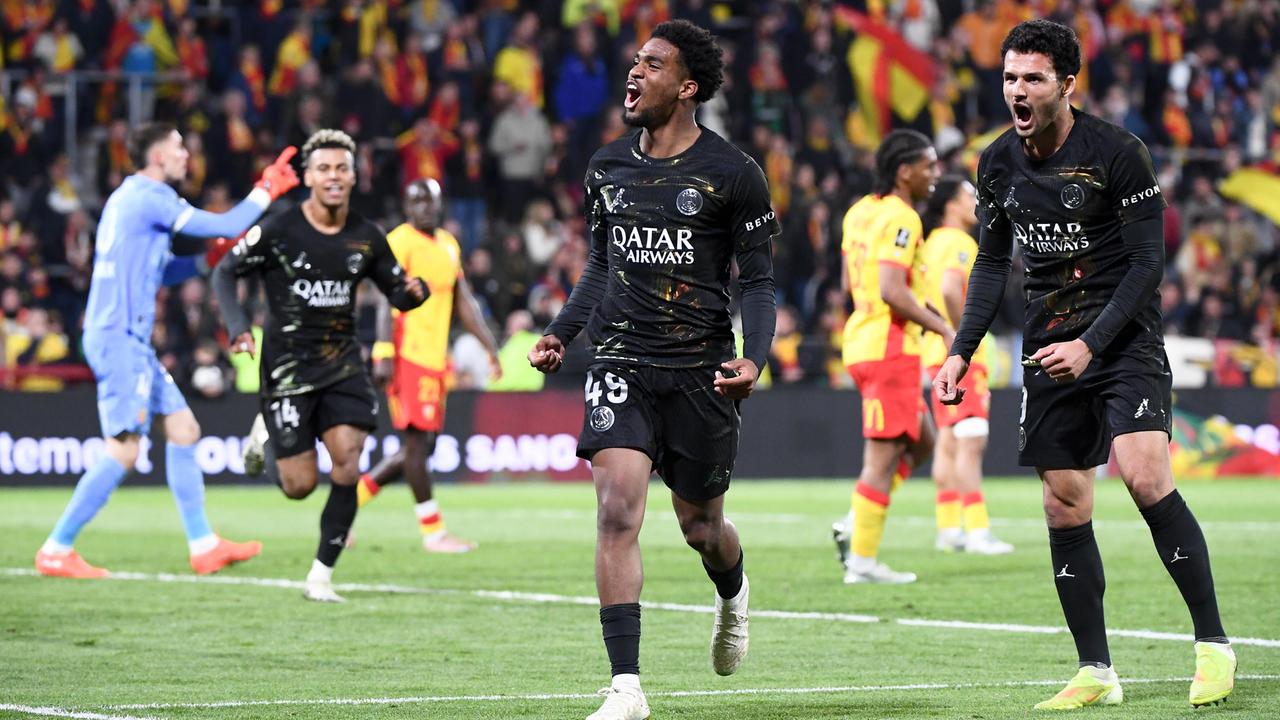 Der Fußballer Ibrahim Mbaye bejubelt im Spiel der Ligue 1 gegen den RC Lens einen Treffer für seine Mannschaft Paris Saint-Germain.