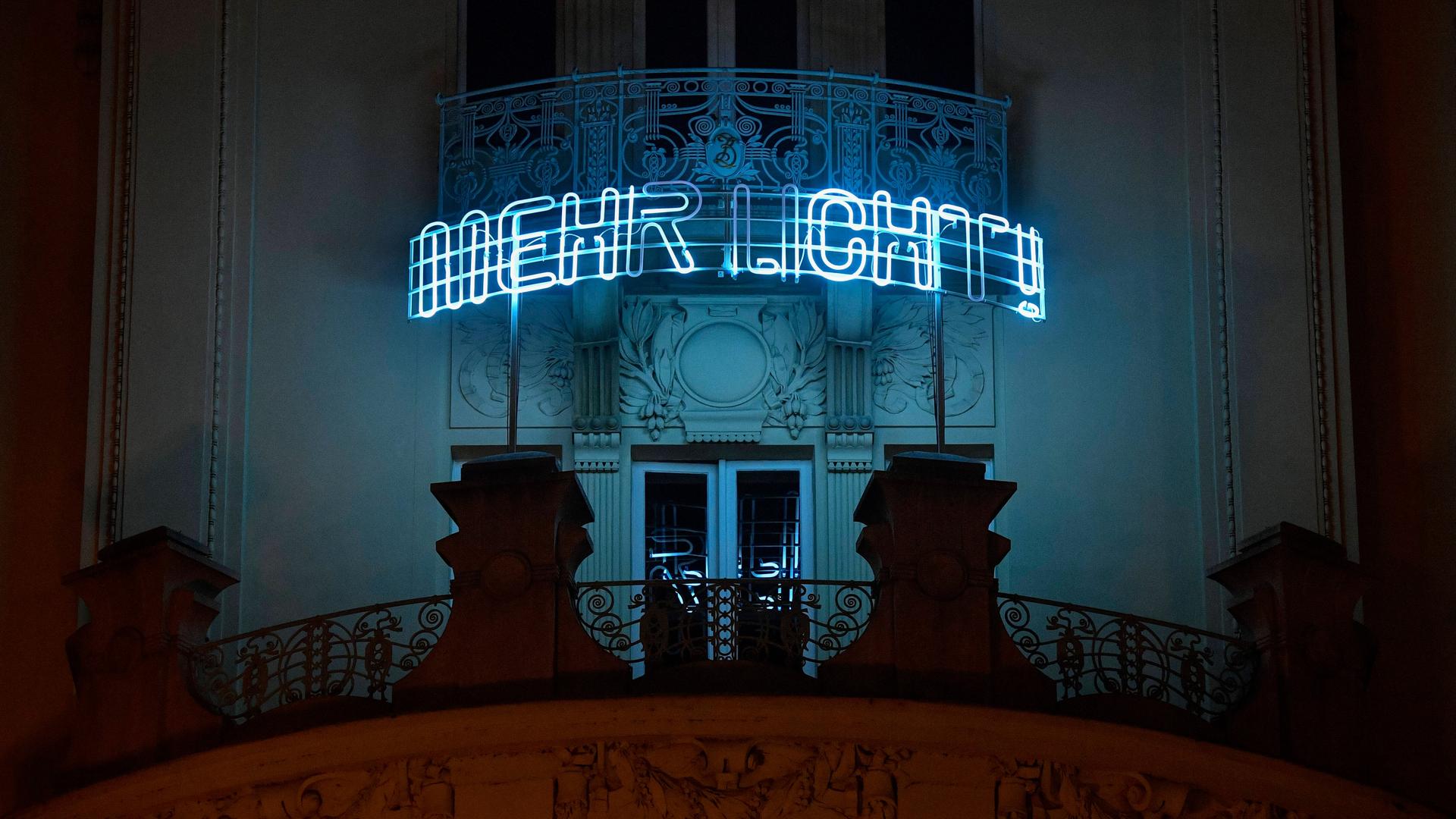 "Mehr Licht": Der Legende nach Goethes letzte Worte bevor er starb, stehen als Lichtinstallation am Gebäude des Goethe Instituts in Prag, 2020.