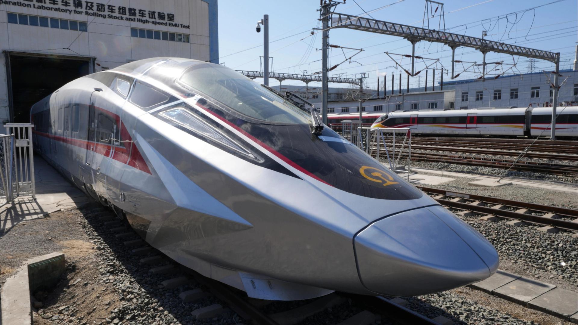 Ein Prototyp des chinesischen Hochgeschwindigkeitszuges CR450 mit einer sehr langen Nase Ein Prototyp des chinesischen Hochgeschwindigkeitszuges CR450 mit einer sehr langen Nase