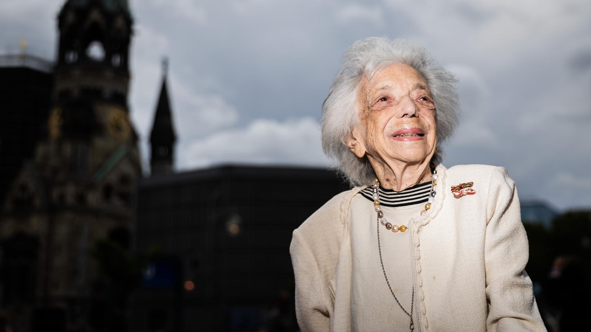 Die Holocaust-Überlebende Margot Friedländer - ein alte Frau mit weißen Haaren und wachem Blick - steht vor der Kaiser-Wilhelm-Gedächtniskirche in Berlin. Die Holocaust-Überlebende Margot Friedländer - ein alte Frau mit weißen Haaren und wachem Blick - steht vor der Kaiser-Wilhelm-Gedächtniskirche in Berlin.