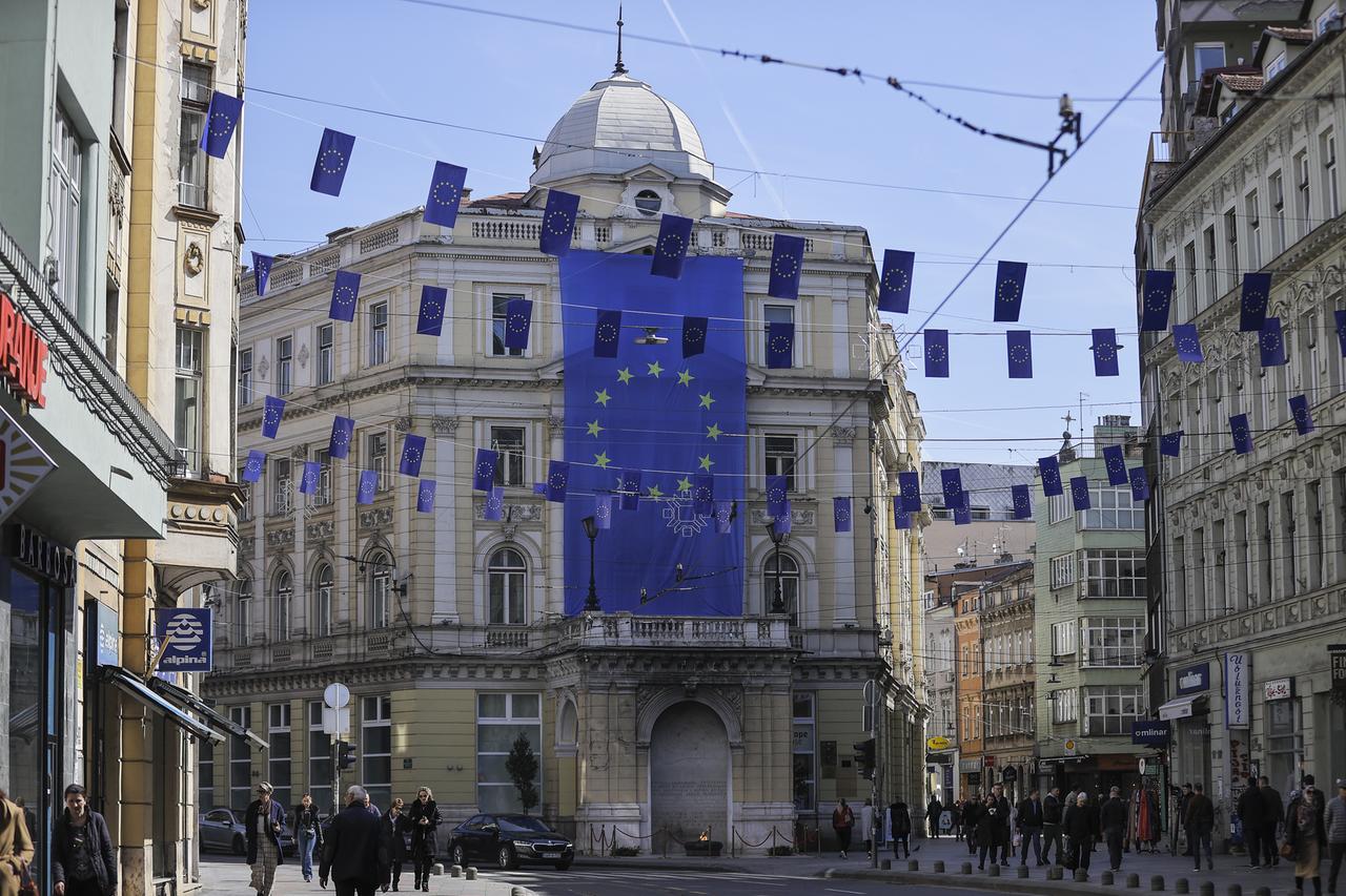 SARAJEVO, BOSNIEN UND HERZEGOWINA - 21. MÄRZ: Ein Blick auf die Flaggen der Europäischen Union (EU), die in den Straßen aufgehängt werden, während die Verhandlungen zwischen der EU und Bosnien und Herzegowina über die EU-Mitgliedschaft des Landes am 21. März 2024 in Sarajevo, Bosnien und Herzegowina, beginnen.