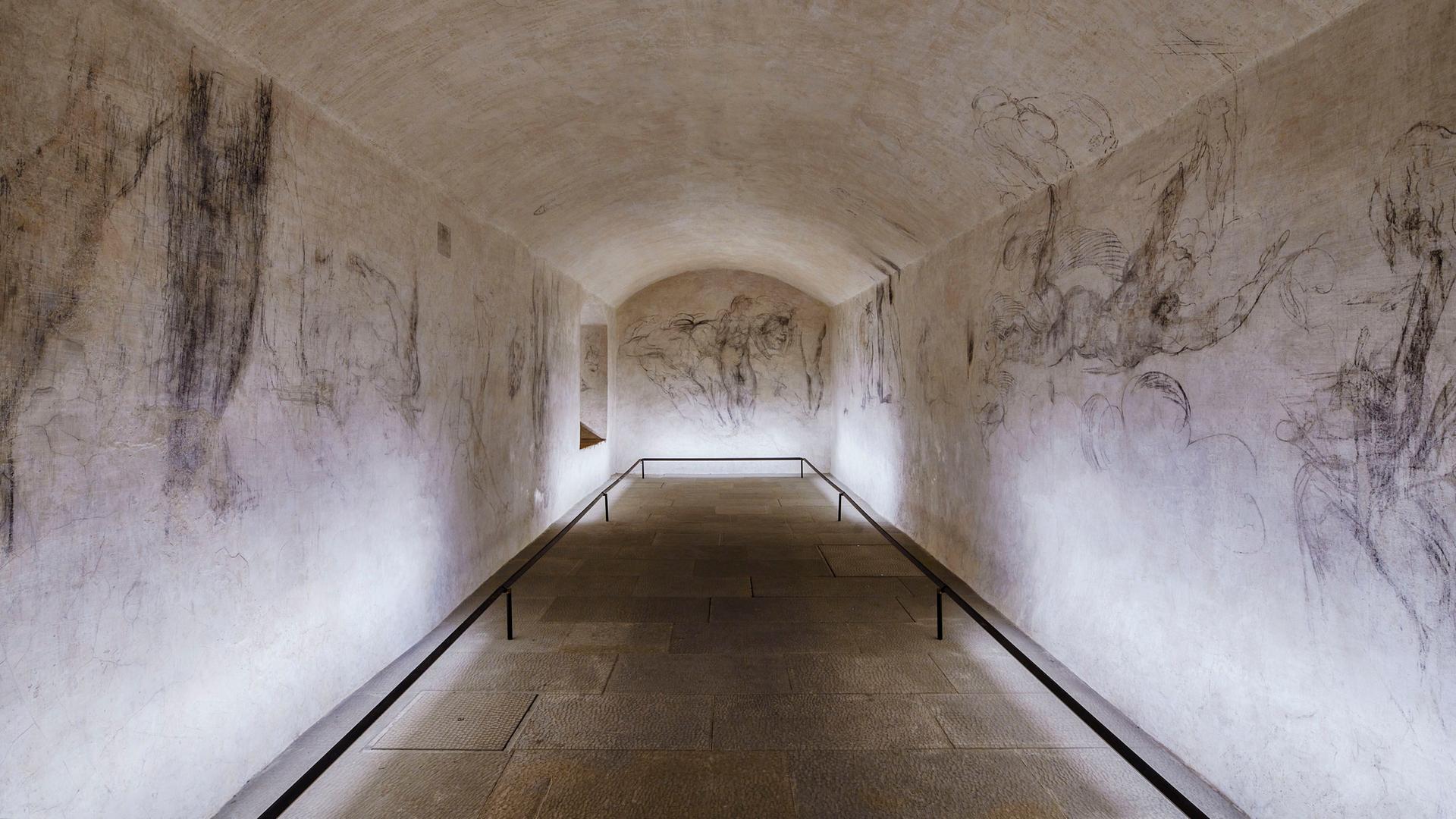 Feine Kohleskizzen, die einige Experten Michelangelo zuschreiben, sind an den Wänden eines Raumes in den Medici-Grabkapellen zu sehen.