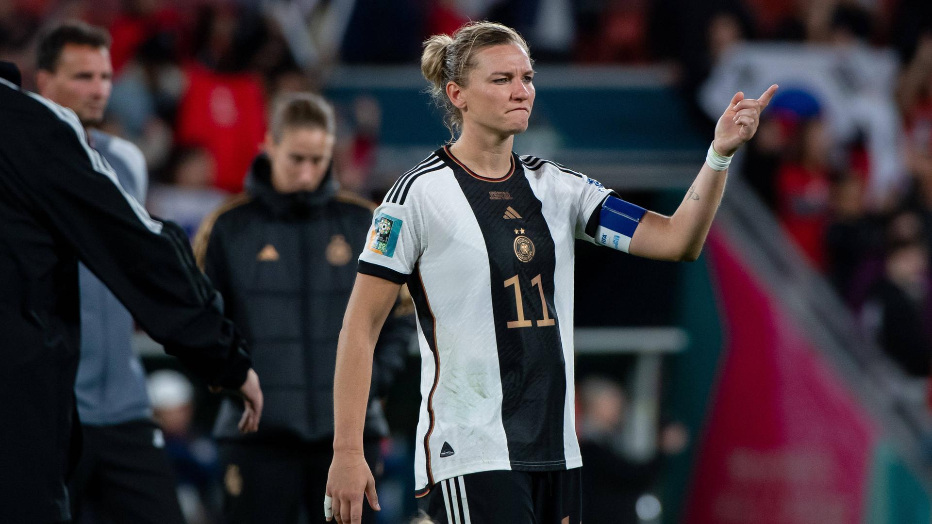 Die deutsche Spielführerin Alexandra Popp reagiert enttäuscht über das Unentschieden gegen Südkorea und das damit verbundende Ausscheiden nach der Gruppenphase der WM. 