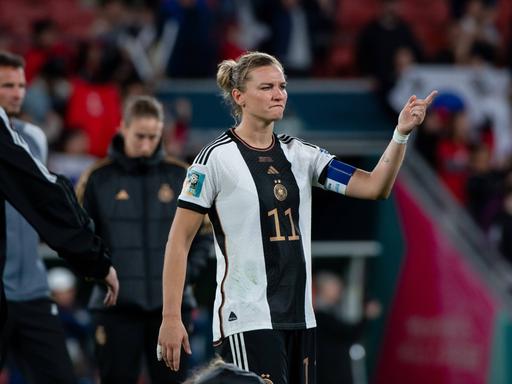 Die deutsche Spielführerin Alexandra Popp reagiert enttäuscht über das Unentschieden gegen Südkorea und das damit verbundende Ausscheiden nach der Gruppenphase der WM. 