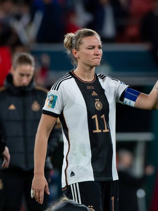 Die deutsche Spielführerin Alexandra Popp reagiert enttäuscht über das Unentschieden gegen Südkorea und das damit verbundende Ausscheiden nach der Gruppenphase der WM. 