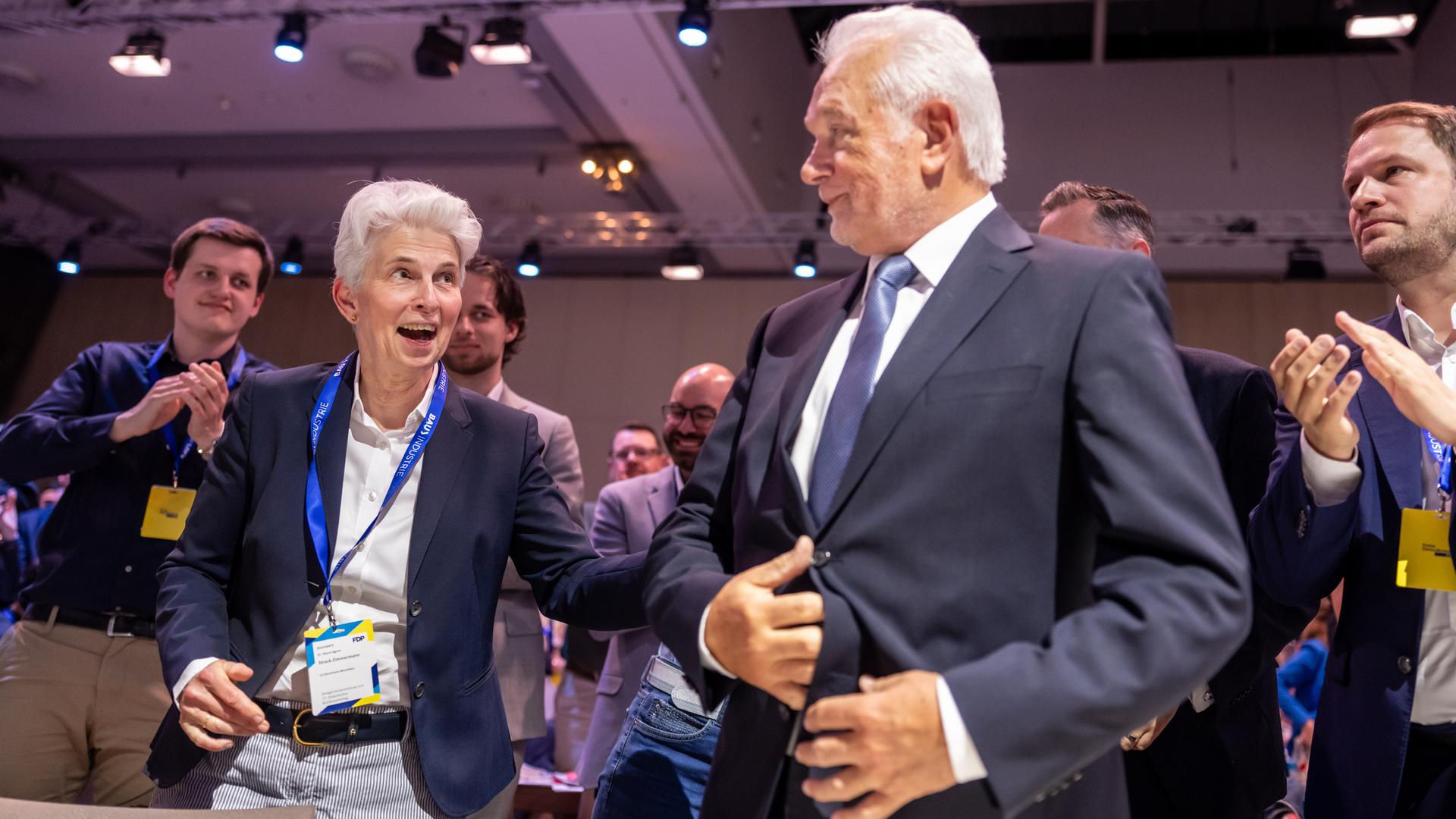 Wolfgang Kubicki, neu gewählter Parteivorsitzender der FDP, nimmt die Gratulation von Marie-Agnes Strack- Zimmermann entgegen nach der Wahl beim FDP Bundesparteitag im Berliner Hotel Estrel. Wolfgang Kubicki, neu gewählter Parteivorsitzender der FDP, nimmt die Gratulation von Marie-Agnes Strack- Zimmermann entgegen nach der Wahl beim FDP Bundesparteitag im Berliner Hotel Estrel.