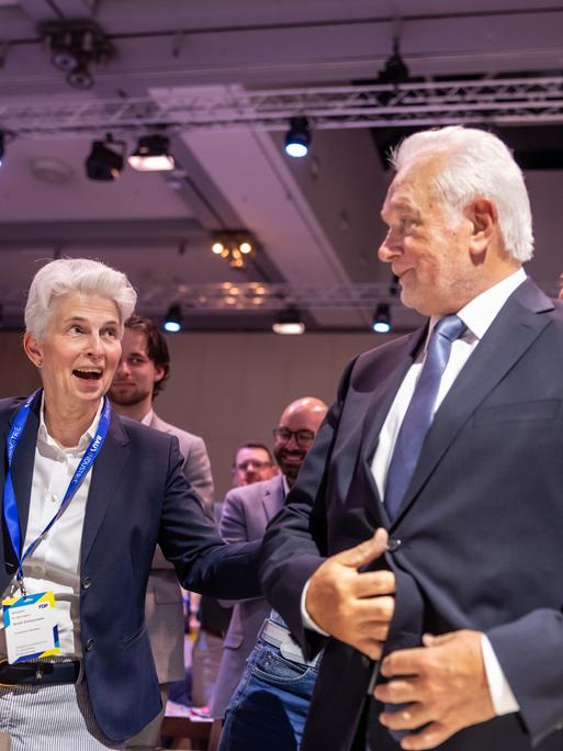Wolfgang Kubicki, neu gewählter Parteivorsitzender der FDP, nimmt die Gratulation von Marie-Agnes Strack- Zimmermann entgegen nach der Wahl beim FDP Bundesparteitag im Berliner Hotel Estrel. Wolfgang Kubicki, neu gewählter Parteivorsitzender der FDP, nimmt die Gratulation von Marie-Agnes Strack- Zimmermann entgegen nach der Wahl beim FDP Bundesparteitag im Berliner Hotel Estrel.