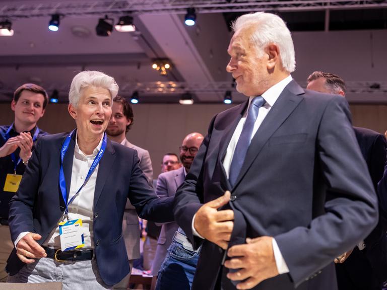 Wolfgang Kubicki, neu gewählter Parteivorsitzender der FDP, nimmt die Gratulation von Marie-Agnes Strack- Zimmermann entgegen nach der Wahl beim FDP Bundesparteitag im Berliner Hotel Estrel. Wolfgang Kubicki, neu gewählter Parteivorsitzender der FDP, nimmt die Gratulation von Marie-Agnes Strack- Zimmermann entgegen nach der Wahl beim FDP Bundesparteitag im Berliner Hotel Estrel.