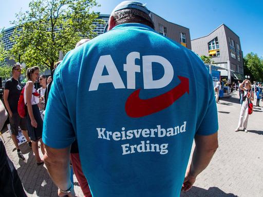 Die Rückseite eines blauen Tshirts eines Mannes mit der Aufsschrift "AfD - Kreisverband Erding"