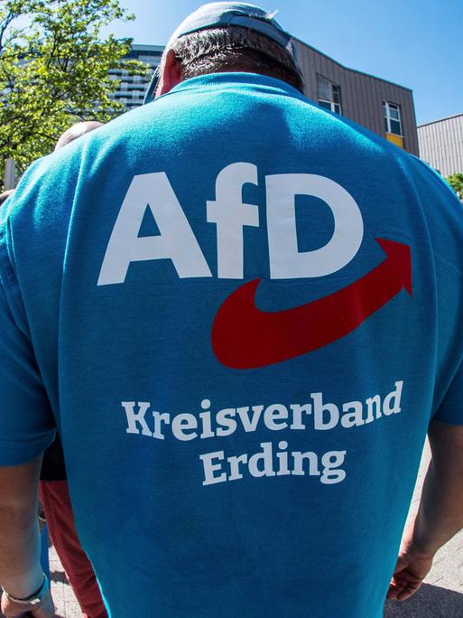 Die Rückseite eines blauen Tshirts eines Mannes mit der Aufsschrift "AfD - Kreisverband Erding"