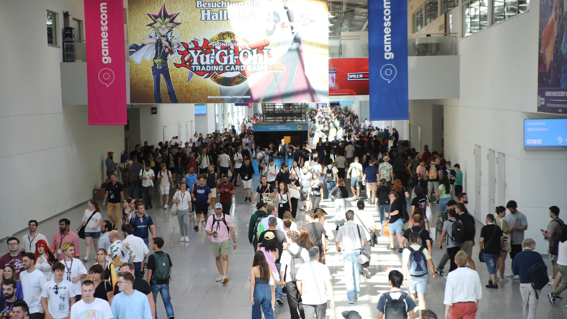 Köln: Besucher der Spielemesse Gamescom laufen durch eine der Mesehallen.