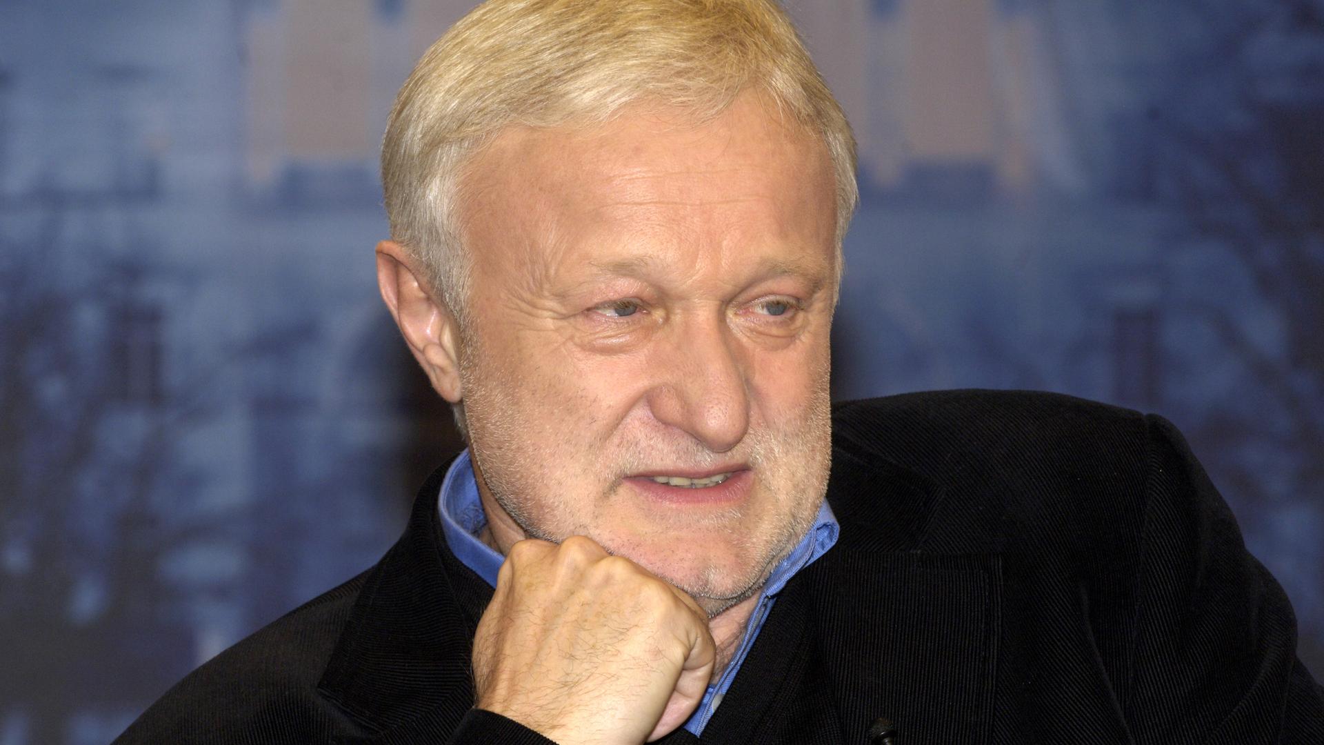 Der Politiker Werner Schulz (1950-2022) im Alter von 57 Jahren. Er stützt das Kinn auf eine Faust und blickt leicht zur Seite.
