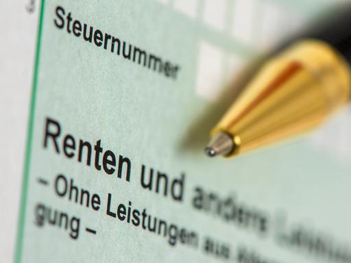 Ein Formular für die Einkommensteuererklärung für das Finanzamt über Renten Ein Formular für die Einkommensteuererklärung für das Finanzamt über Renten