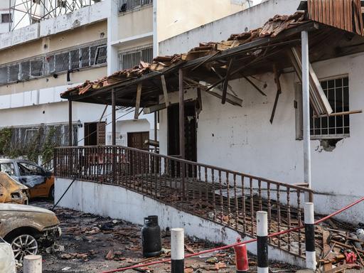 Palästinensische Gebiete, Gaza-Stadt: Verwüstungen, die durch den Angriff auf das Ahli Arab Krankenhaus verursacht wurden, bei dem Dutzende von Zivilisten getötet wurden. 