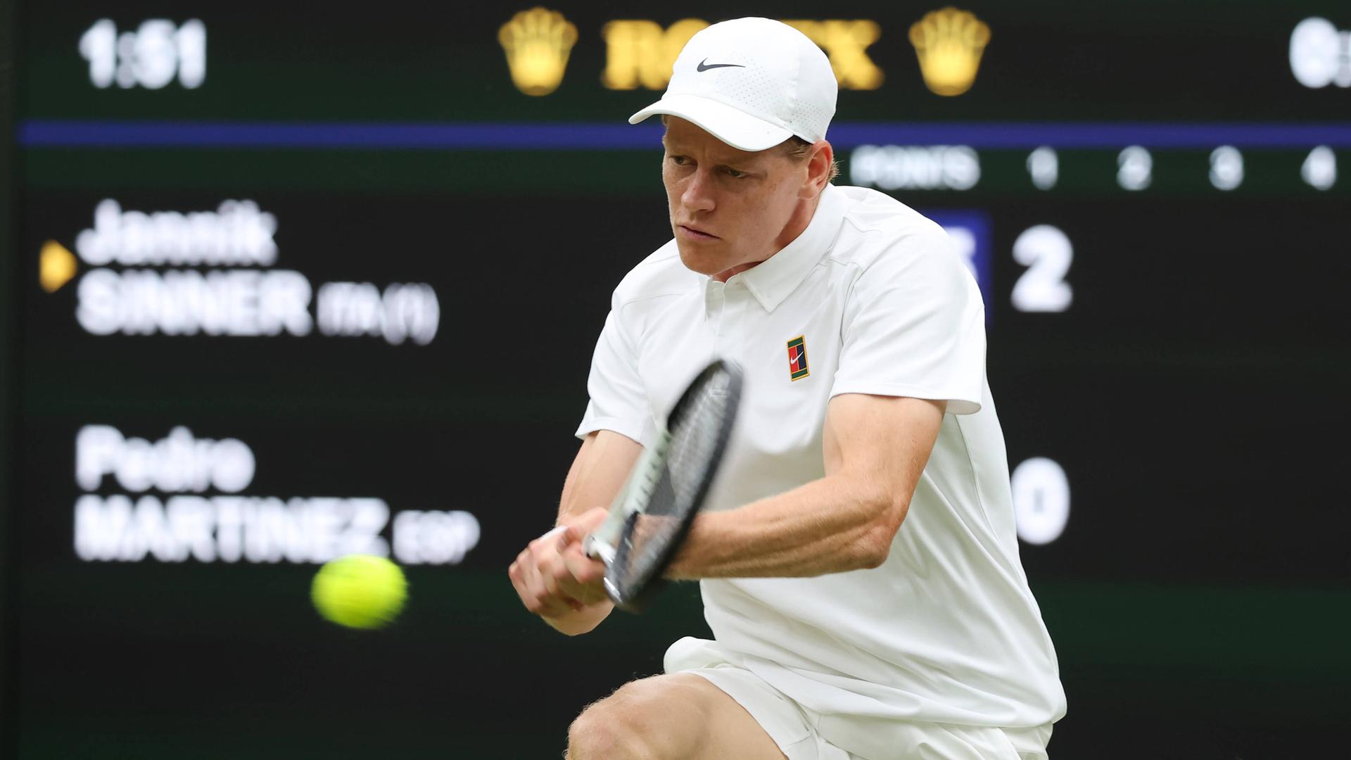 Jannik Sinner auf dem Tennisplatz in Wimbledon, er schlägt einen Ball. Jannik Sinner auf dem Tennisplatz in Wimbledon, er schlägt einen Ball.