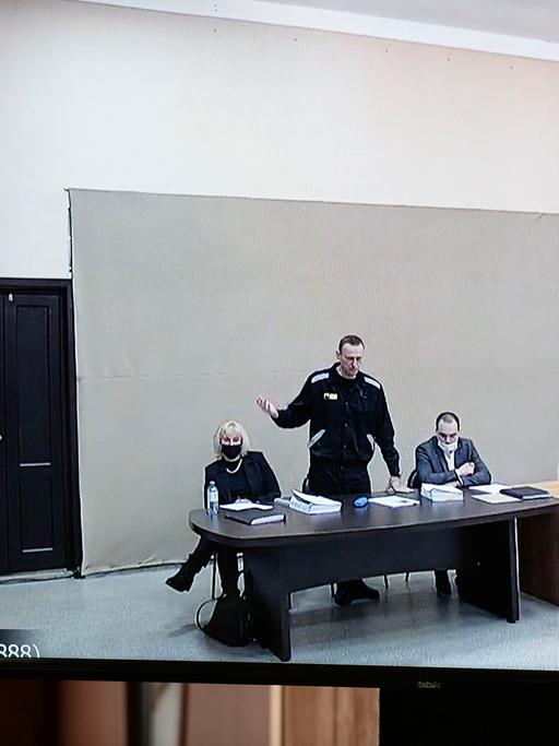 Der russische Oppositionsführer Alexej Nawalny ist per Videoschaltung zu sehen während er bei einer Gerichtssitzung in Pokrow spricht.