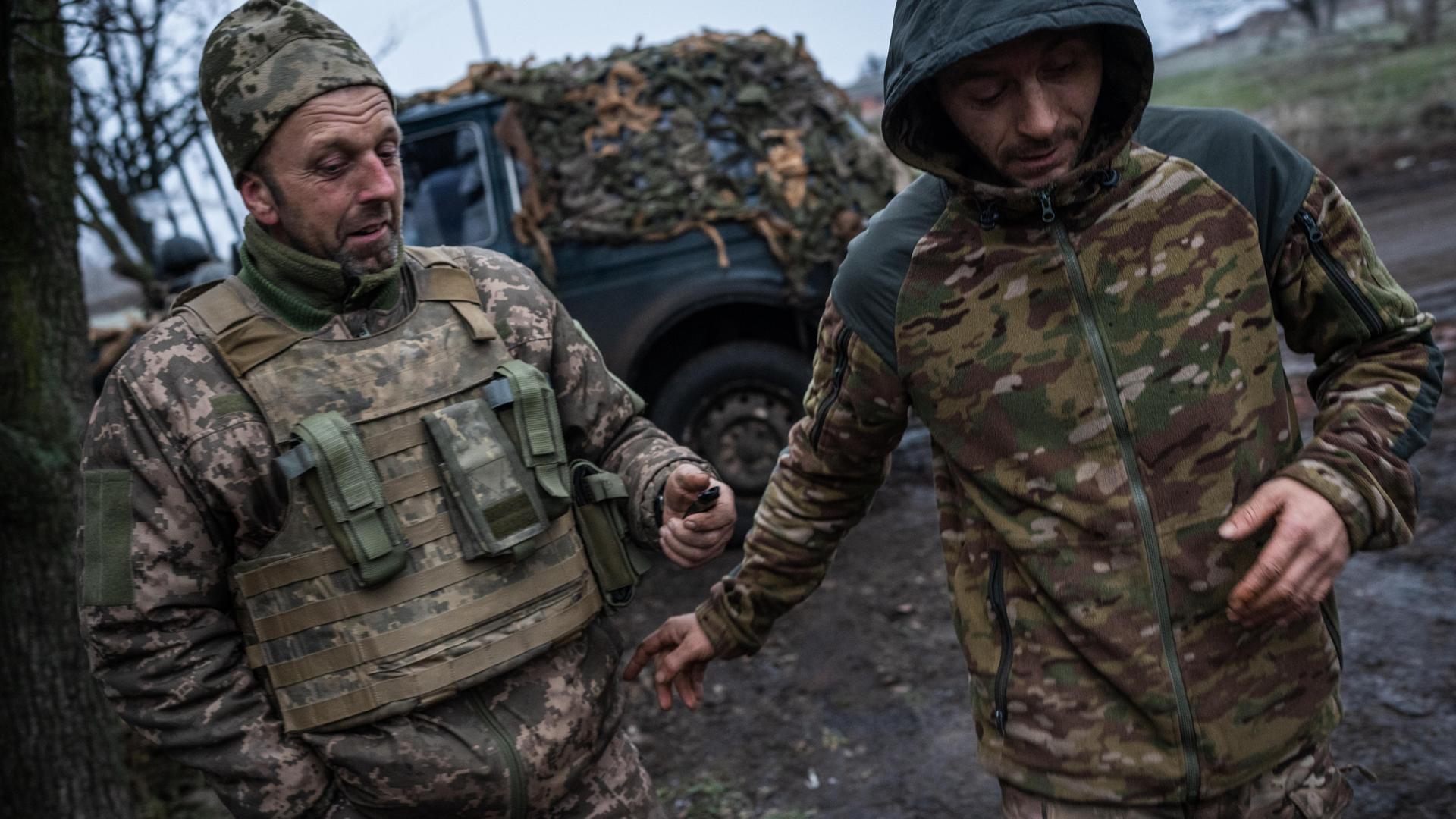 Zwei ukrainische Soldaten in Tarnkleidung sind am 31. Dezember 2024 in der Oblast Donezk, Ukraine, zu sehen.