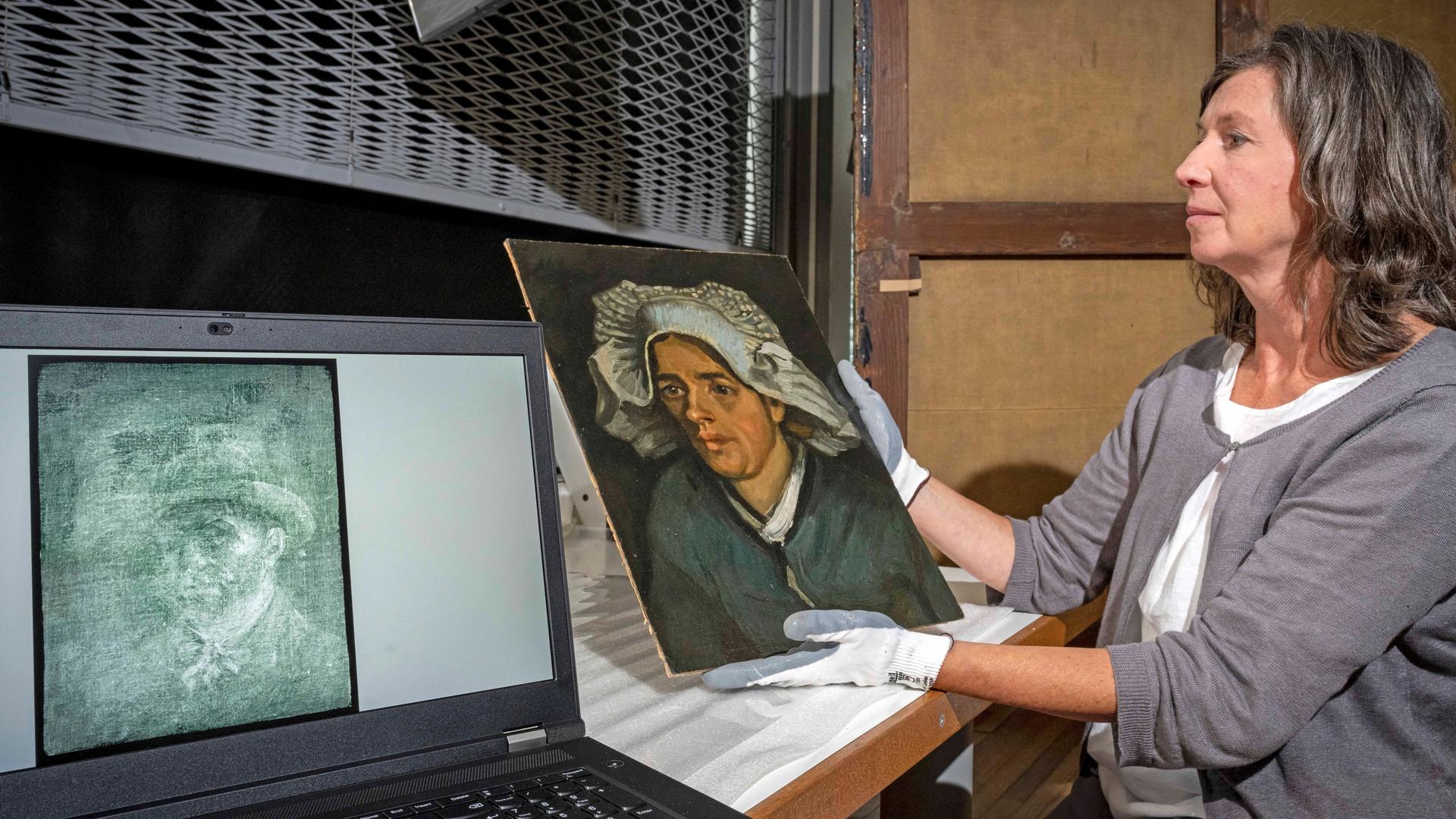 Konservatorin Lesley Stevenson von der Schottischen Nationalgalerie zeigt das Van Gogh-Gemälde "Kopf einer Bäuerin" und das Röntgenbild des auf der Rückseite entdeckten Selbstporträts des Malers.