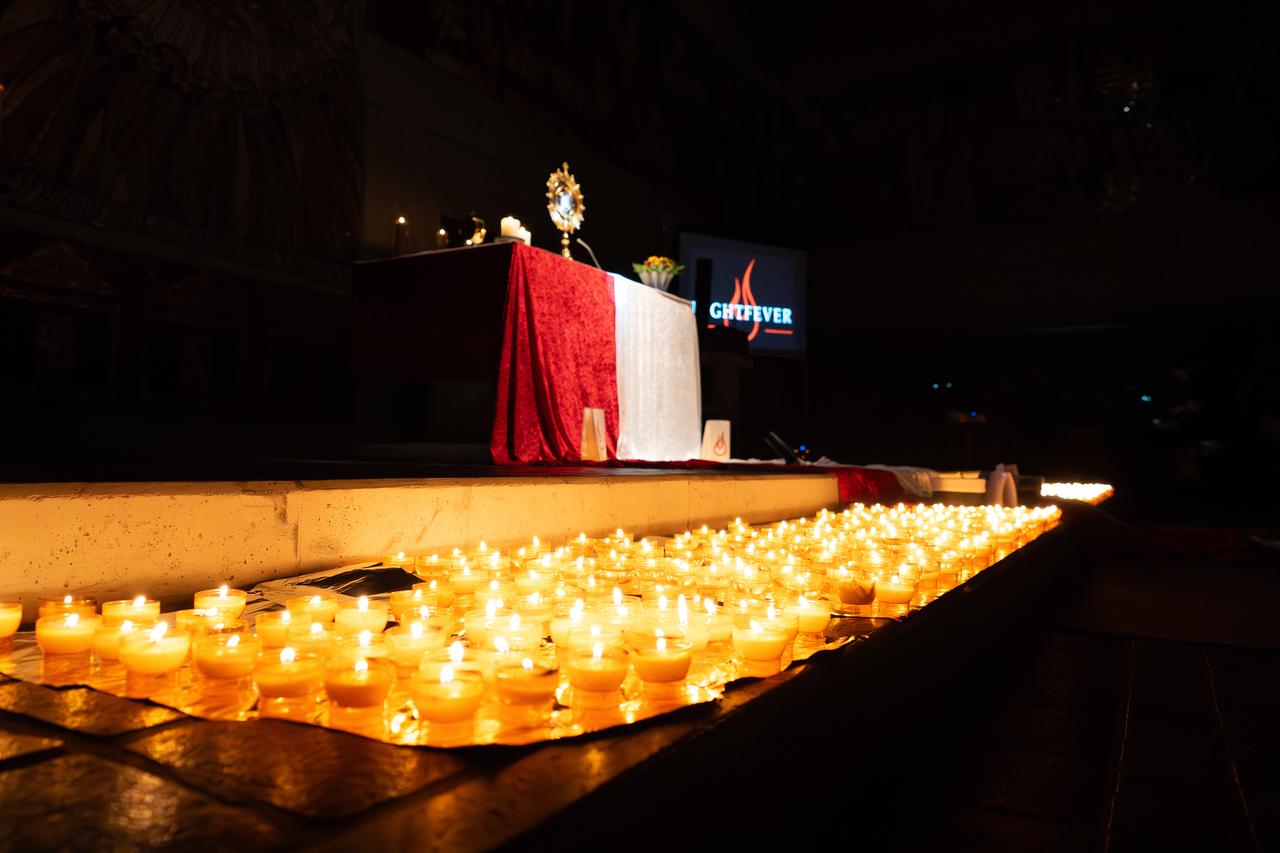 Nightfever in der St. Bonifatius Kirche in Herne. Auf einer langen Unterlagen befinden sich viele entzündeten Teelichter, im Hintergrund ein Altar Nightfever in der St. Bonifatius Kirche in Herne. Auf einer langen Unterlagen befinden sich viele entzündeten Teelichter, im Hintergrund ein Altar