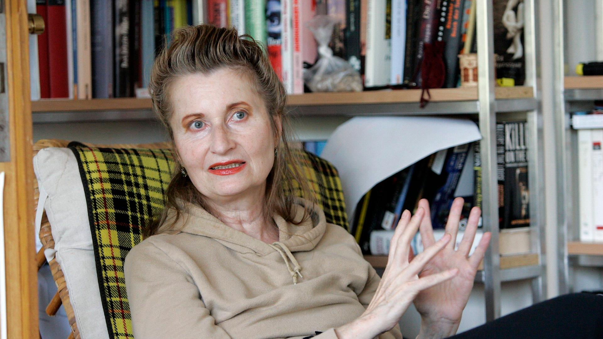Elfriede Jelinek sitzt in einem Sessel und gestikuliert während eines Gesprächs.