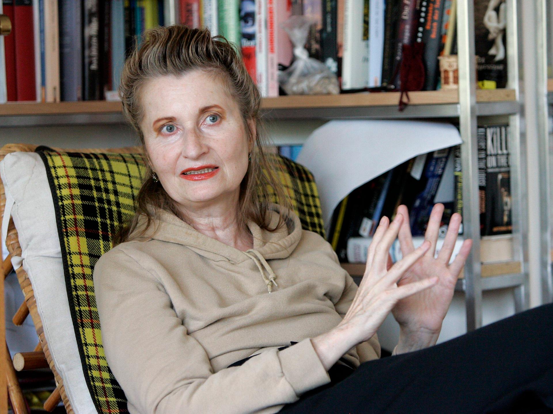 Elfriede Jelinek sitzt in einem Sessel und gestikuliert während eines Gesprächs.