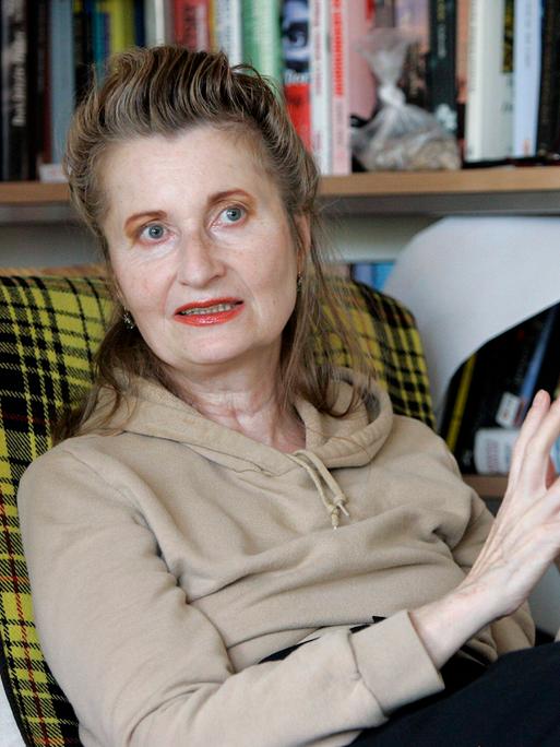 Elfriede Jelinek sitzt in einem Sessel und gestikuliert während eines Gesprächs. Elfriede Jelinek sitzt in einem Sessel und gestikuliert während eines Gesprächs.