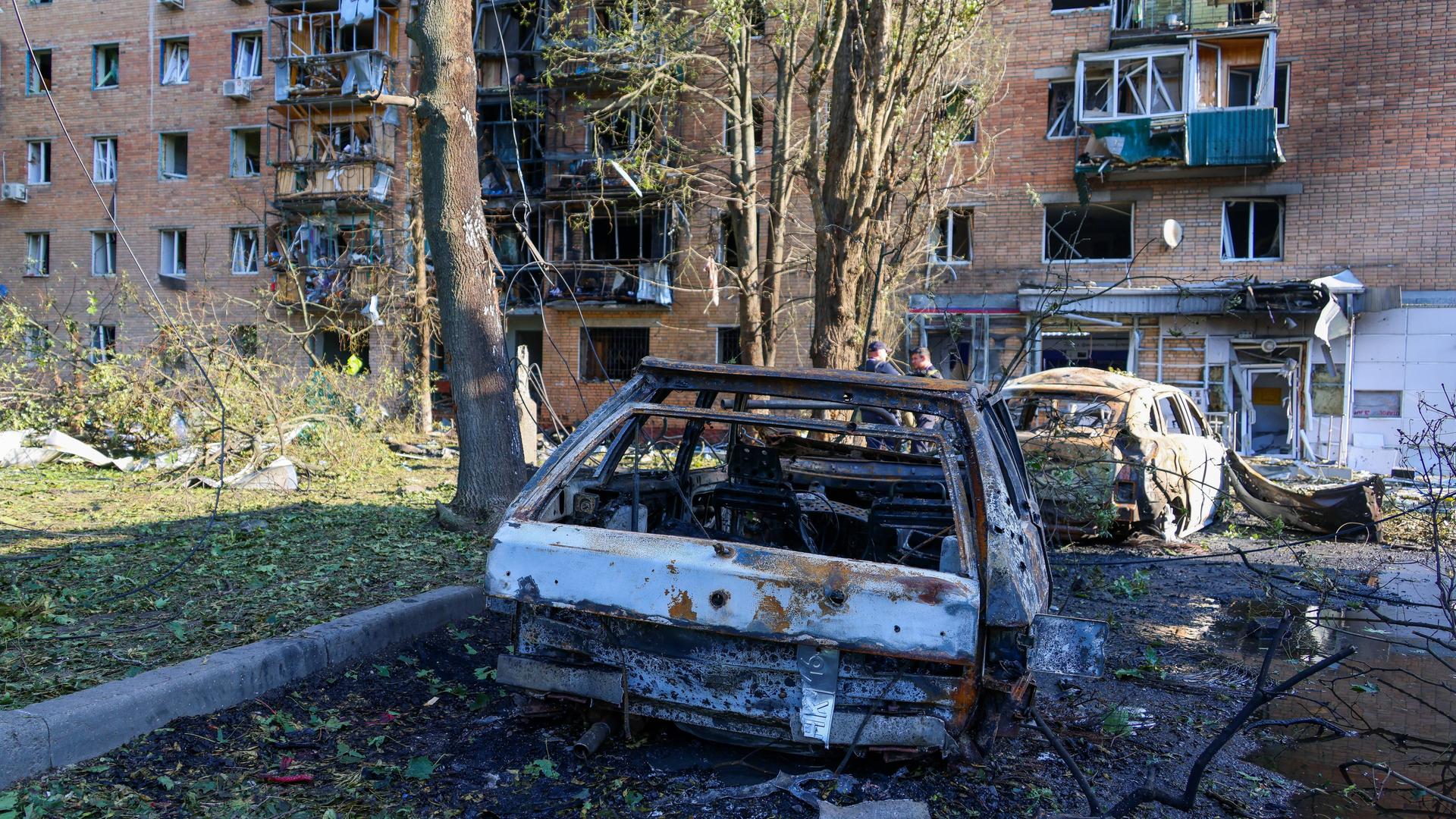 Ein beschädigtes Wohngebäude und zerstörtes Auto nach einem ukrainischen Angriff auf Kursk