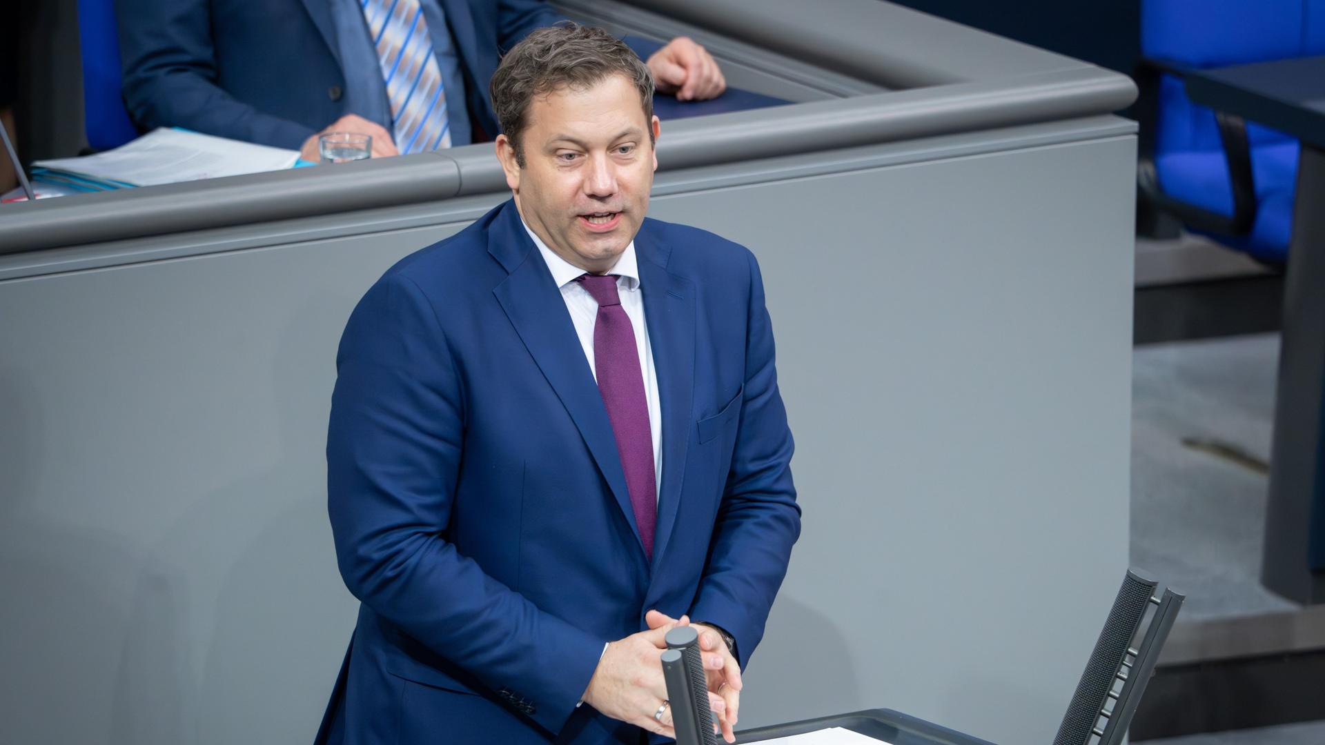 Lars Klingbeil, Bundesminister der Finanzen, Vizekanzler im Portrait bei einer Rede im Bundestag. Lars Klingbeil, Bundesminister der Finanzen, Vizekanzler im Portrait bei einer Rede im Bundestag.