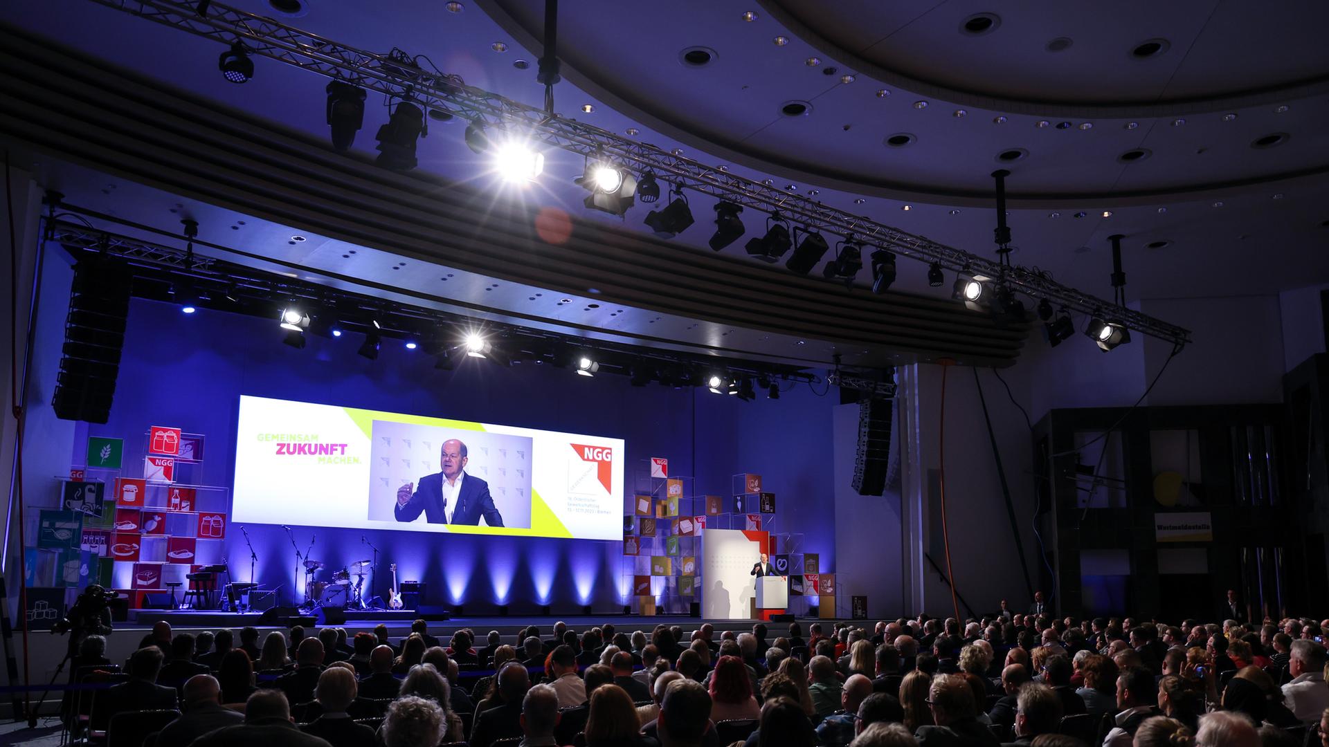 Bundeskanzler Olaf Scholz (SPD) spricht beim Gewerkschaftstag der Gewerkschaft Nahrung-Genuss-Gaststätten NGG im Congress Zentrum in Bremen. Bundeskanzler Olaf Scholz (SPD) spricht beim Gewerkschaftstag der Gewerkschaft Nahrung-Genuss-Gaststätten NGG im Congress Zentrum in Bremen.