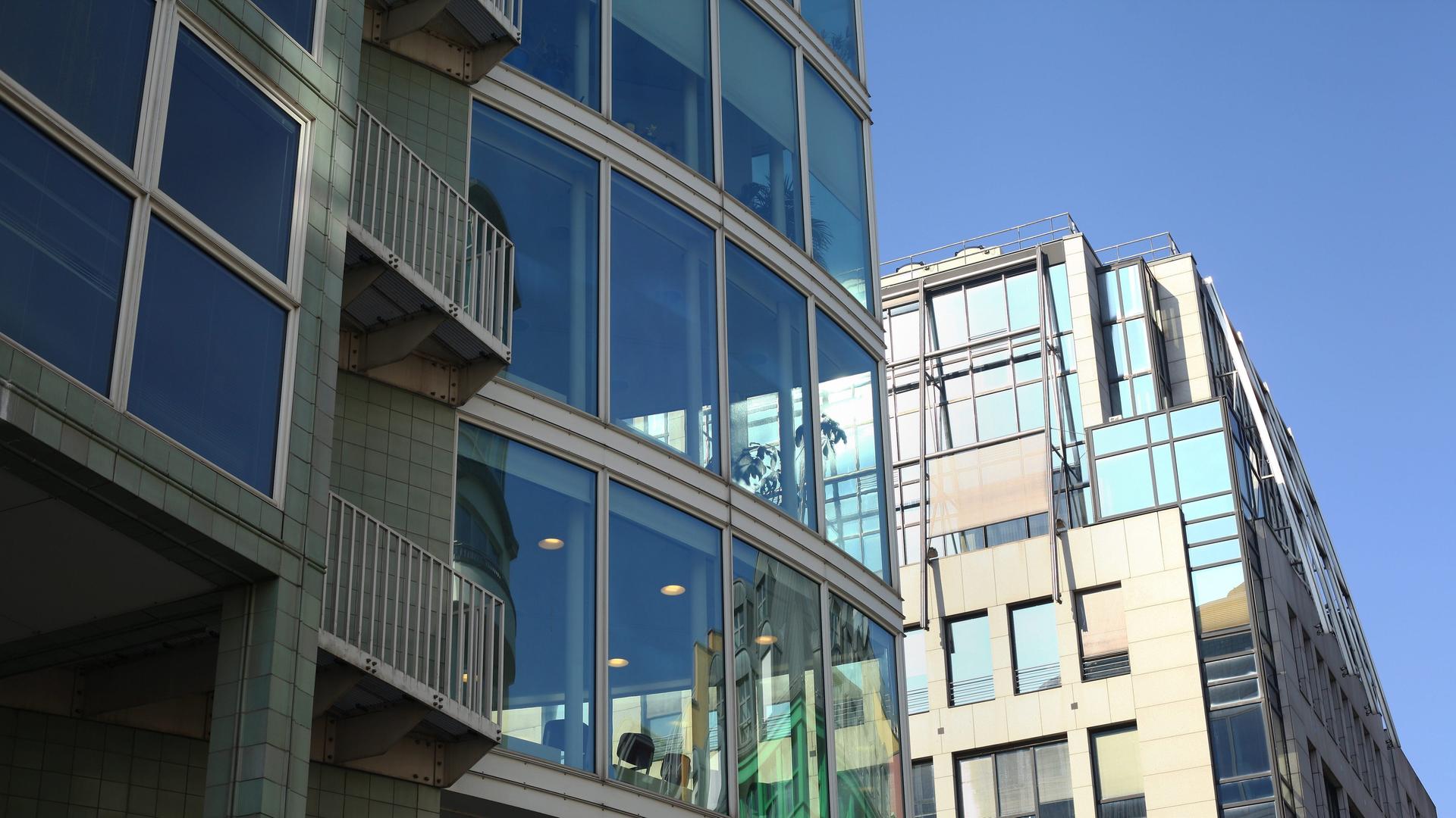 Zwei leere Bürogebäude von unten fotografiert. 