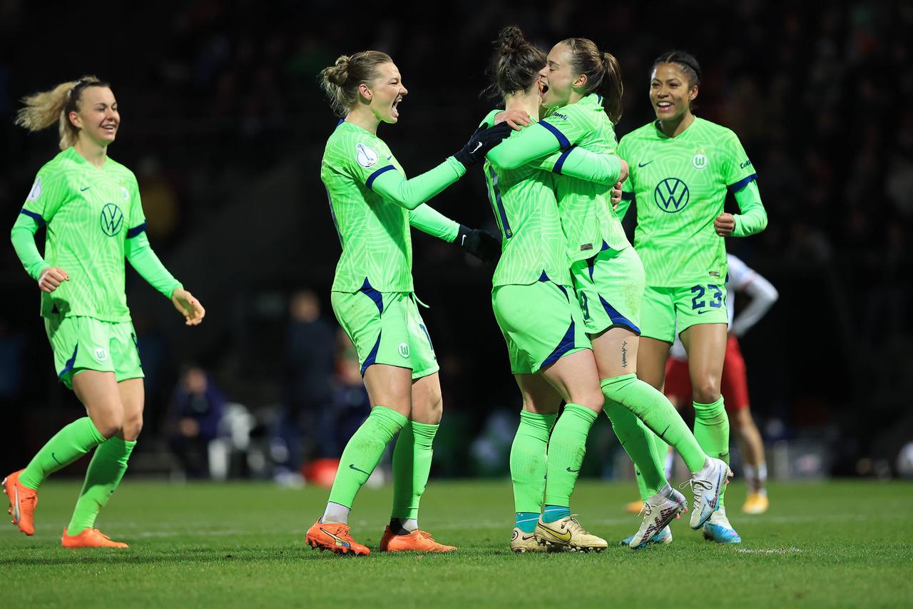 Der Vfl Wolfsburg bejubelt ein Tor gegen Köln - das Foto zeigt Ewa Pajor, 9, Marina Hegering, 31, Alexandra Popp, 11, Sveindis Jonsdottir, 23, alle in grünen Trikots.